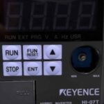 製造現場の自動化を支えるコンパクト高信頼モデル KEYENCE製シーケンサー HT-07T